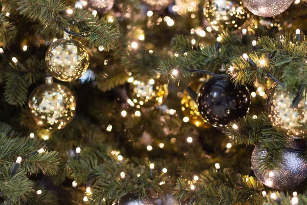 Zdobené Vánoční Stromeček Detailní Záběr Zlaté Černé Stříbrné Vánoční Ozdoby — Stock fotografie