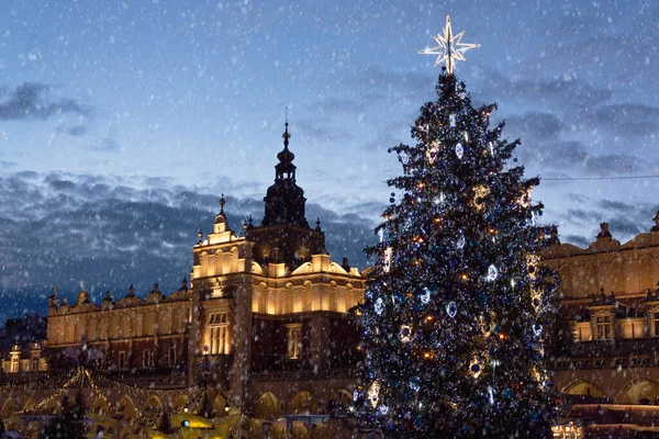 Gran Árbol Navidad Iluminado Por Noche Pie Plaza Del Mercado — Foto de Stock