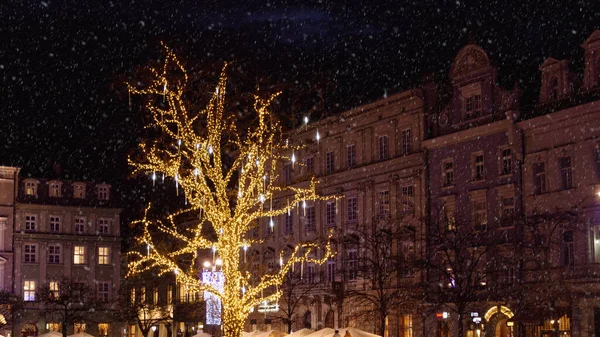 Luzes Natal Tronco Árvore Uma Rua Cidade Iluminação Natal Árvore — Fotografia de Stock