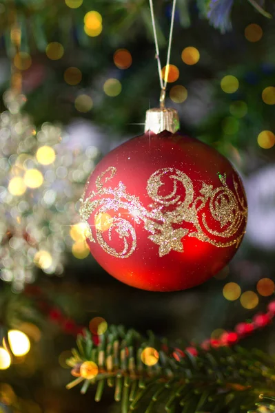 クリスマスツリーに赤いボールを飾る クリスマスの装飾 — ストック写真