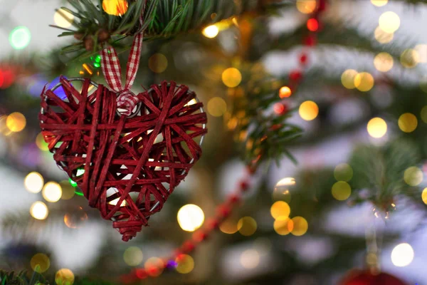 Corazón Rojo Árbol Navidad Bokeh Colorido Brillante Adorno Navidad Espacio — Foto de Stock