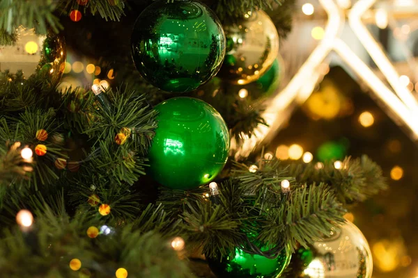 Primer Plano Del Árbol Navidad Decorado Verde Oro Bolas Adorno — Foto de Stock