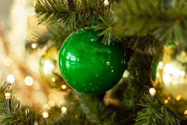 Primer Plano Del Árbol Navidad Decorado Verde Oro Bolas Adorno — Foto de Stock