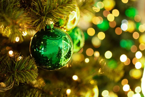 Primer Plano Del Árbol Navidad Decorado Verde Oro Bolas Adorno — Foto de Stock