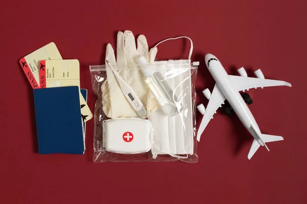 Bezpiecznej Podróży Podczas Wirusa Paszport Karta Pokładowa Maską Chirurgiczną Żelem — Zdjęcie stockowe