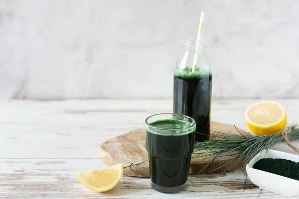 Beyaz Ahşap Masa Üzerinde Limon Spirulina Algleri Tozu Ile Süper — Stok fotoğraf