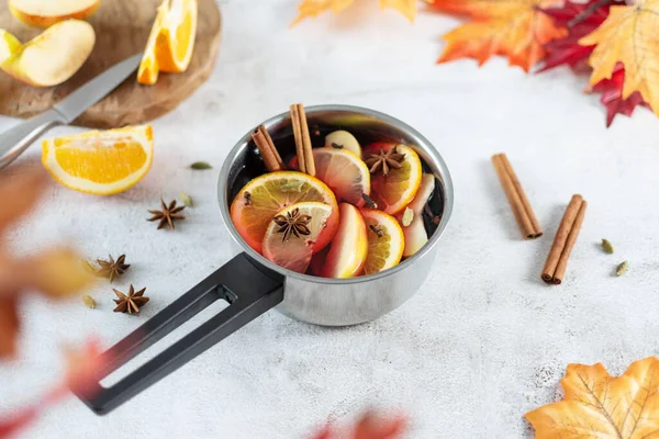 Vin Chaud Chaud Chaud Avec Agrumes Pommes Bâtonnets Cannelle Étoiles — Photo