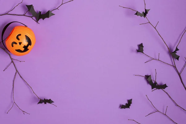 Απόκριες Χάρτινες Νυχτερίδες Που Πετούν Κλαδί Δέντρου Μωβ Φόντο Πάνω — Φωτογραφία Αρχείου