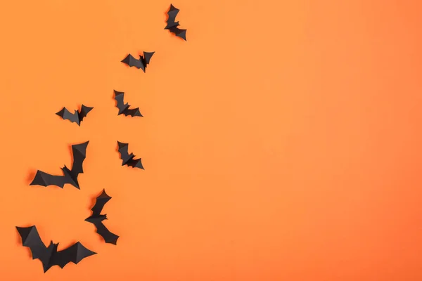 Halloween Achtergrond Met Vliegende Vleermuizen Oranje Achtergrond Bovenaanzicht Halloween Wenskaart — Stockfoto