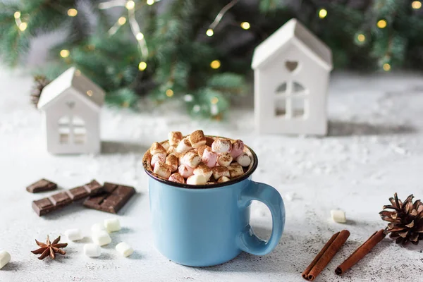 Krydret Varm Chokolade Med Kanel Stjerneanis Skumfiduser Emalje Blåt Krus - Stock-foto