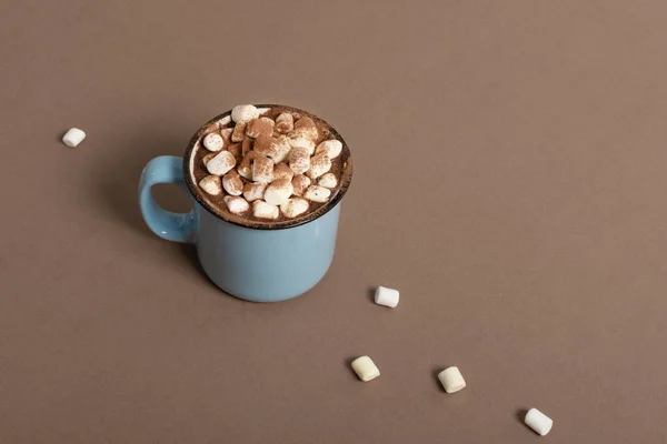 Chocolate Quente Com Marshmallows Especiarias Canela Caneca Esmalte Fundo Marrom — Fotografia de Stock