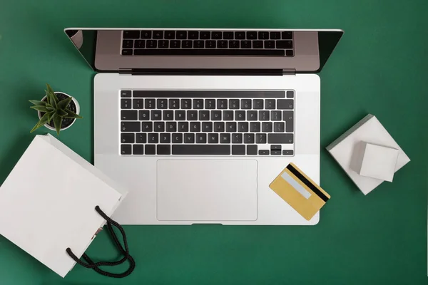 Стол Ноутбуком Смартфоном Ноутбуком Золотым Видом Сверху Кредитной Карты Зеленом — стоковое фото