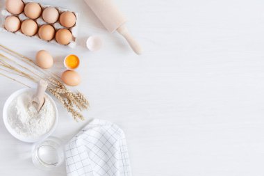 Beyaz ahşap arka plan görünümünde hamur hazırlama malzemeleri ve araçları. Pişirme arkaplanı.
