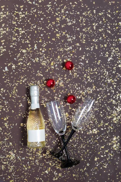 Новогодний Фон Бутылкой Шампанского Бокалами Рождественскими Украшениями Темном Фоне Конфетти — стоковое фото