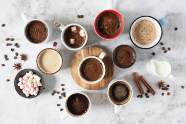 Gri arka plan manzaralı bir sürü farklı kahve bardağı. Kahve konsepti çeşitliliği.