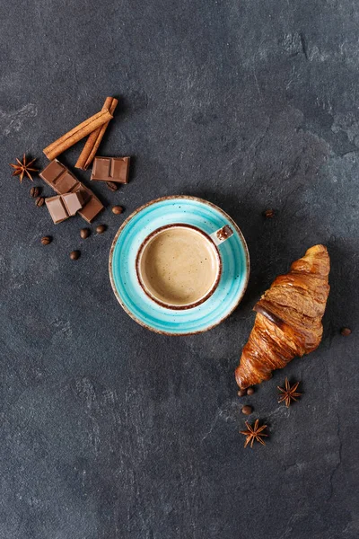 Cup Coffee Cinnamon Anise Spice Chocolate Pieces Croissant Black Background — Stock Photo, Image