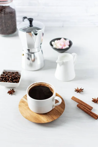 Чашка Кофе Ингредиенты Оборудование Приготовления Кофе Кухонном Столе Утренний Кофе — стоковое фото