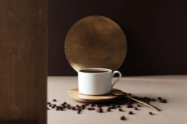 Чашка Кофе Кофе Бобы Столе Современном Коричневом Интерьере — стоковое фото