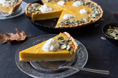 Siyah masada taze ev yapımı balkabağı turtası dilimi. Geleneksel Amerikan balkabağı turtası.