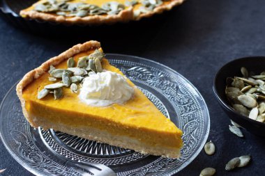 Siyah masada taze ev yapımı balkabağı turtası dilimi. Geleneksel Amerikan balkabağı turtası.