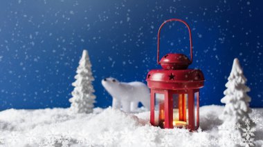 Karlı köknar ağaçları ve beyaz ayıyla karlı bir Noel feneri. Noel tebrik kartı..