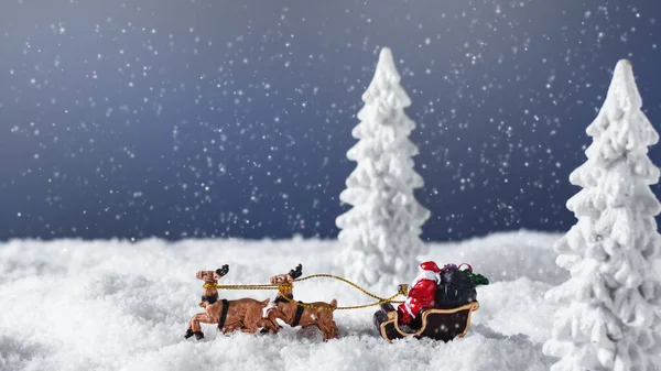 Santa Claus Saních Soby Zasněženém Lese Vánoční Přání — Stock fotografie