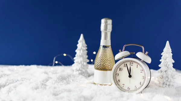 Новогодний Фон Бутылкой Шампанского Часами Отсчитывающими Полуночи Зимнем Снежном Фоне — стоковое фото
