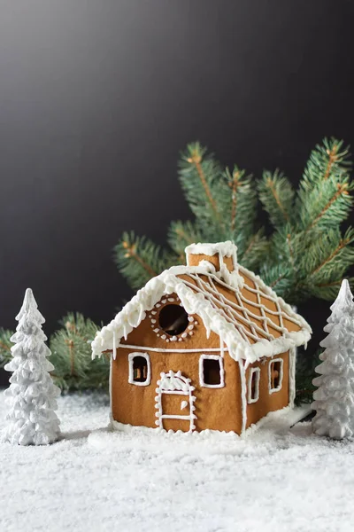 Kreativní Zimní Kompozice Ručně Dělanou Perníkovou Chaloupkou Krásné Vánoční Přání — Stock fotografie