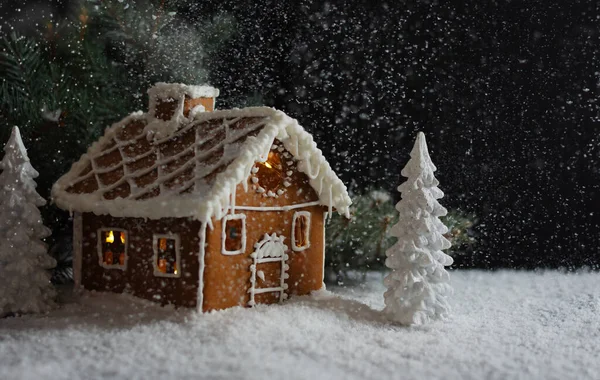 Creatieve Wintercompositie Met Handgemaakt Peperkoekenhuis Prachtige Kerstkaart — Stockfoto