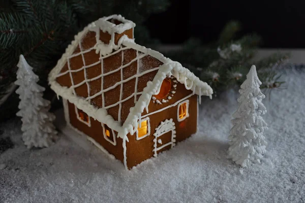 Creatieve Wintercompositie Met Handgemaakt Peperkoekenhuis Prachtige Kerstkaart — Stockfoto