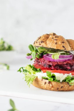 Beetroot pirzolalı vegan burger ve beyaz arka planda mikro yeşillikler. Sağlıklı beslenme fast food. 