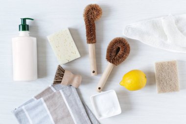 Çevre dostu bambu fırçaları ve beyaz ahşap arka planda üst manzarayı temizlemek için kabartma tozu ile limon. Sıfır atık. Plastik ve kimya ücretsiz. 