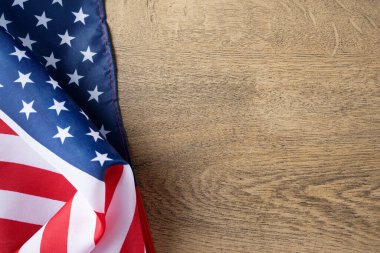 Anma Günü posterleri, Gaziler Günü afişleri ve vatansever tatil tasarımları için arka plan. Tahta arka planda, kopya alanı olan Amerikan bayrağı.