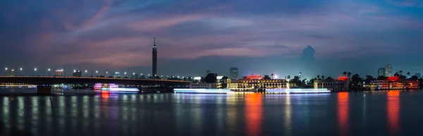 晚上是开罗市中心的全景 在尼罗河上有轻快的船只小路 长时间曝光 — 图库照片