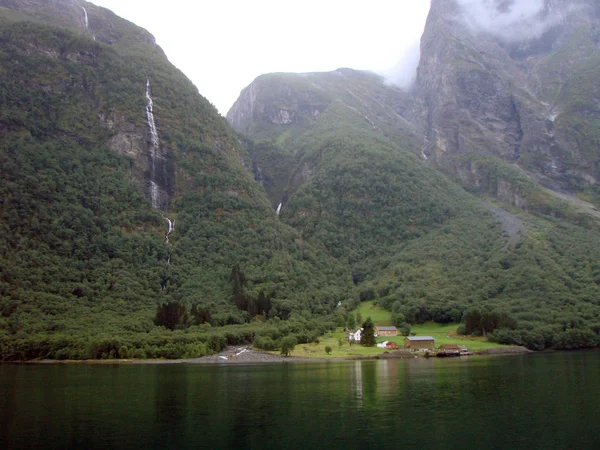 Nearoyfjord 在云彩 — 图库照片