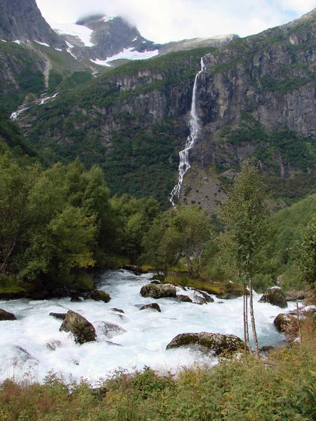 Górskie Otoczenie Rzekę Wodospad Briksdale Norwegia — Zdjęcie stockowe