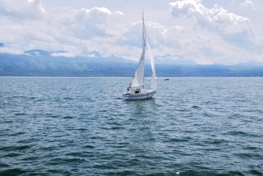 Dağların arka planda Cenevre Gölü üzerinde yat, Isviçre.