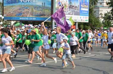 Omsk, Rusya Federasyonu - 12 Ağustos: Maraton koşucular eylem 12 Ağustos 2012 tarihinde Sibirya uluslararası maraton, Omsk.