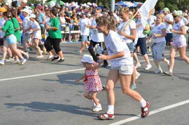 Omsk, Rusya Federasyonu - 12 Ağustos: Maraton koşucular eylem 12 Ağustos 2012 tarihinde Sibirya uluslararası maraton, Omsk.