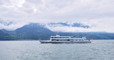 Cenevre Gölü dağlar, İsviçre arka plan karşı yüzen gemi.