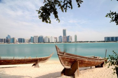 Gemi gökdelenler Abu Dabi, Birleşik Arap Emirlikleri arka plan üzerinde