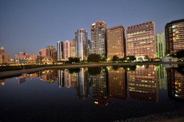 Abu Dabi, Birleşik Arap Emirlikleri skyscraperss gece görünümü