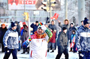 Omsk, Rusya - 9 Aralık 2013: Omsk, Rusya Olimpiyat Meşalesi