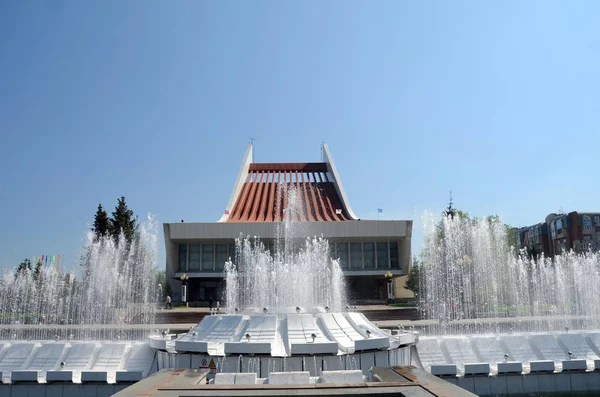 喷泉在音乐剧院前面 鄂木斯克 西伯利亚 俄国的城市 — 图库照片