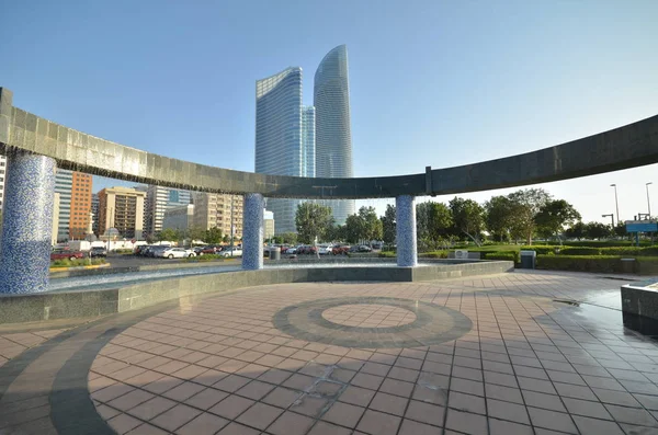 Der Brunnen Auf Dem Hintergrund Von Wolkenkratzern Abu Dhabi Vereinigten — Stockfoto