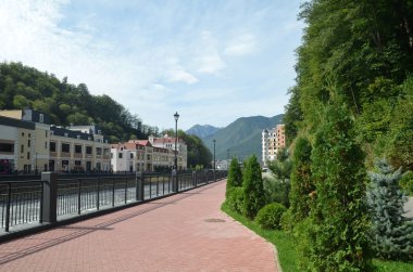 Krasnaya Polyana, Sochi, Rusya Eylül 2014: Manzara nehir Mtsesta, Krasnaya Polyana, Sochi, Rusya Federasyonu set of. 2014 Olimpiyat Oyunları için inşa.