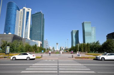 Su-Green Boulevard, Astana, Kazakistan Temmuz 2015: su-yeşil Bulvarı'nda yüksek binalar görüntülemek.
