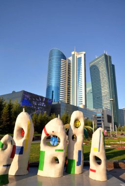 Su-Green Boulevard, Astana, Kazakistan Temmuz 2015: su-yeşil Bulvarı'nda yüksek binalar görüntülemek.