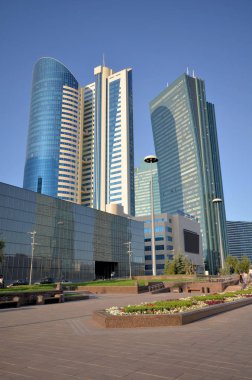 Su-Green Boulevard, Astana, Kazakistan Temmuz 2015: su-yeşil Bulvarı'nda yüksek binalar görüntülemek.