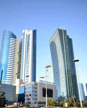 Su-Green Boulevard, Astana, Kazakistan Temmuz 2015: su-yeşil Bulvarı'nda yüksek binalar görüntülemek.